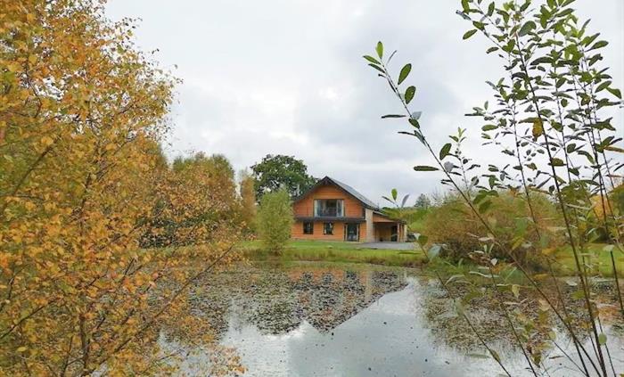 Lapwing Lodge is set in 1 acre of grounds, with lake views to the front and views across pasture and hills to the rear.  There is ample parking for 4